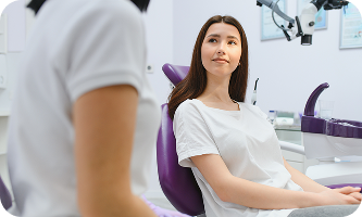 paciente escuchando dentista